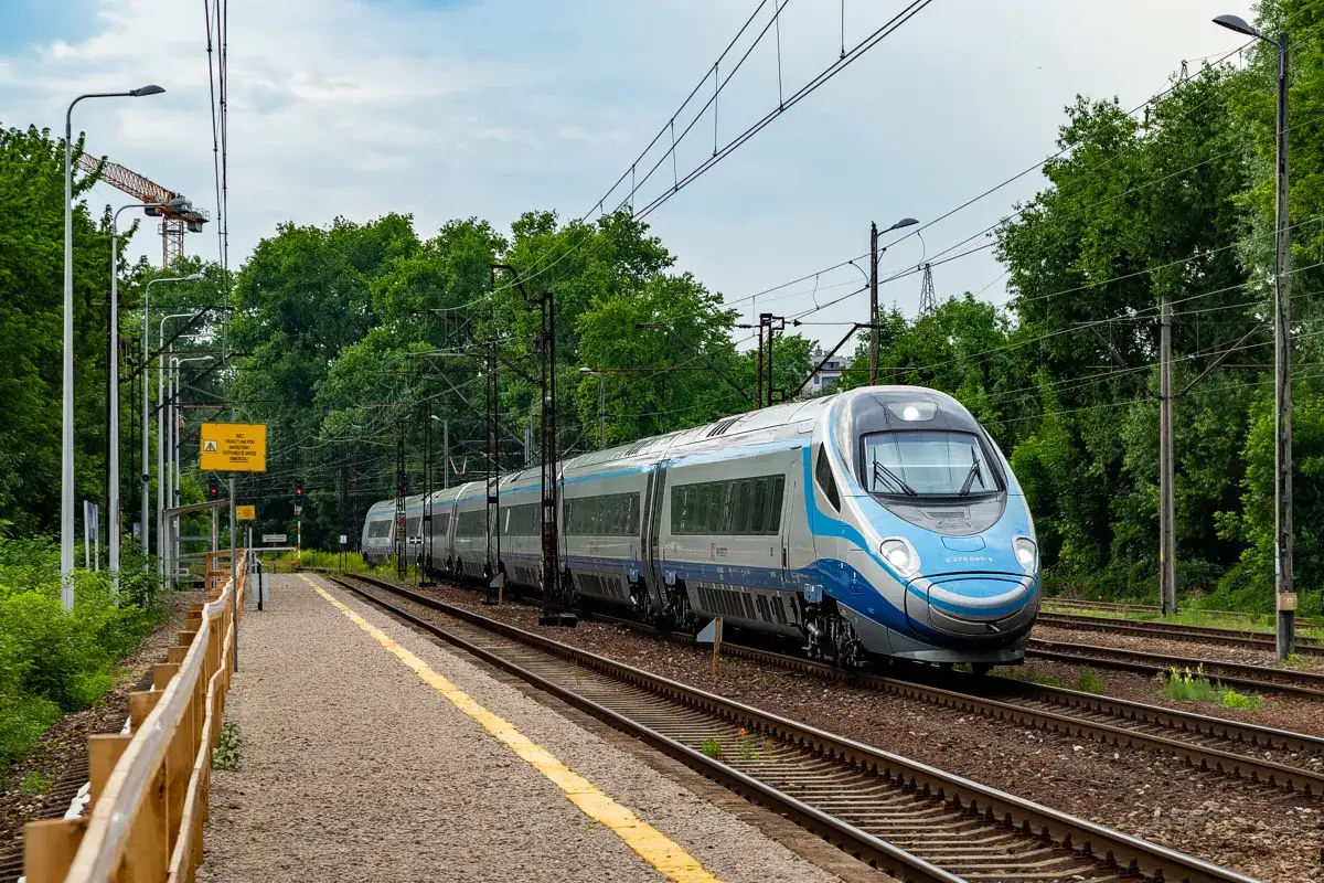 Srebrno-niebieskie Pendolino mija peron. Pociąg jest oznaczony numerem 2370 085-5.