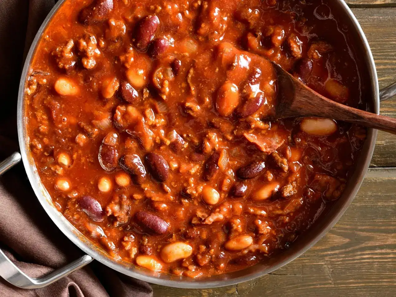 Gęste chili con carne z fasolą i mięsem mielonym, idealne danie, gdy zastanawiasz się, co ugotować z mięsa mielonego.