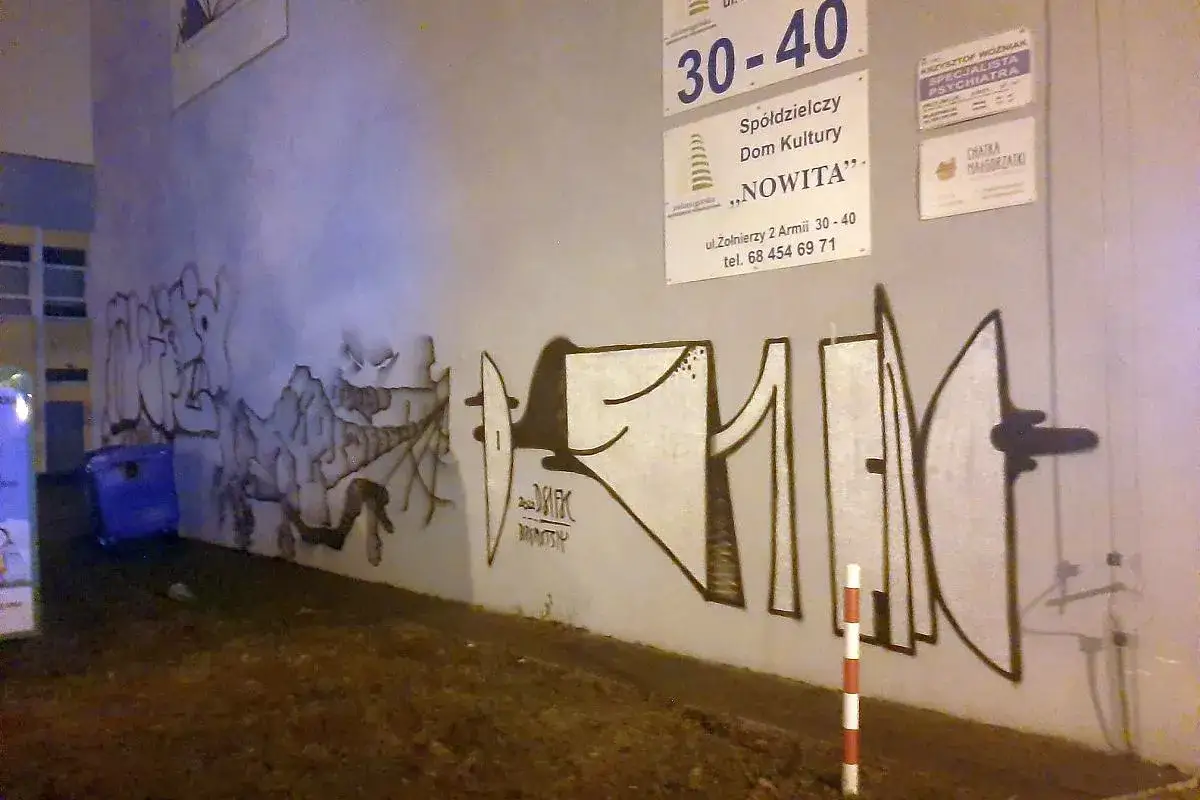 graffiti na ścianie, nielegalne malowanie