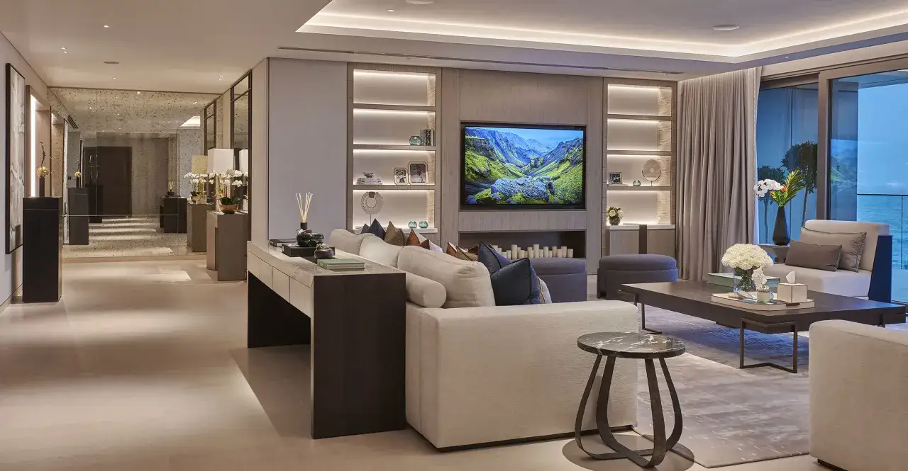 Nowoczesny salon z kinem domowym, gdzie projekt oświetlenia podkreśla elegancję i tworzy przytulną atmosferę.