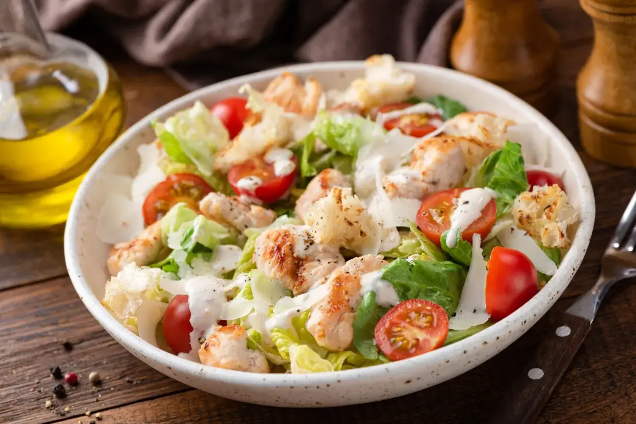 Salade C&eacute;sar au poulet fra&icirc;chement pr&eacute;par&eacute;e avec sauce onctueuse