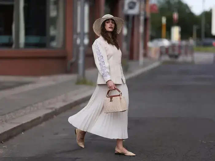 Stylizacje z białą sp&oacute;dnicą oł&oacute;wkową, plisowaną, maxi, mini