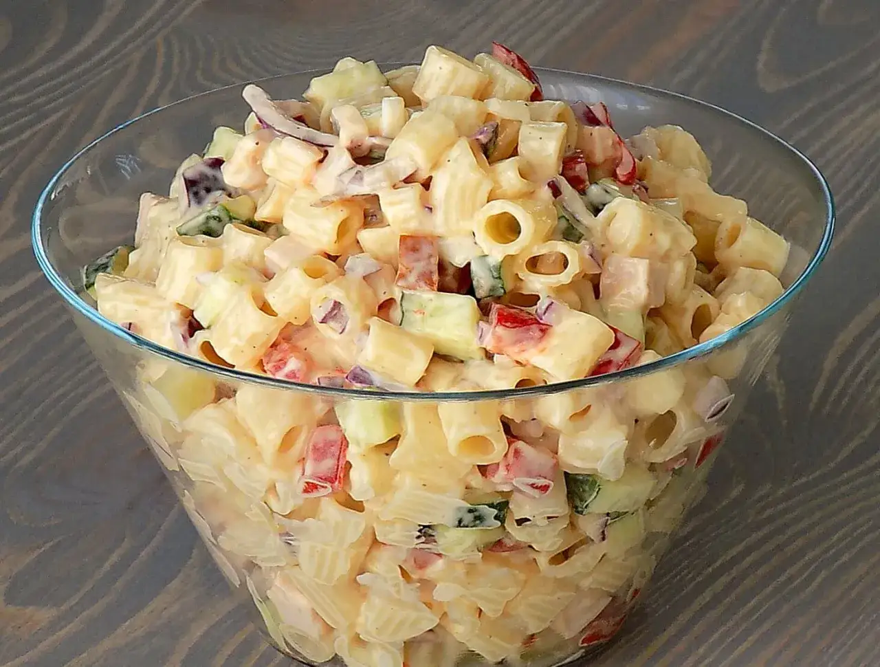 Kremowy sos do sałatki makaronowej