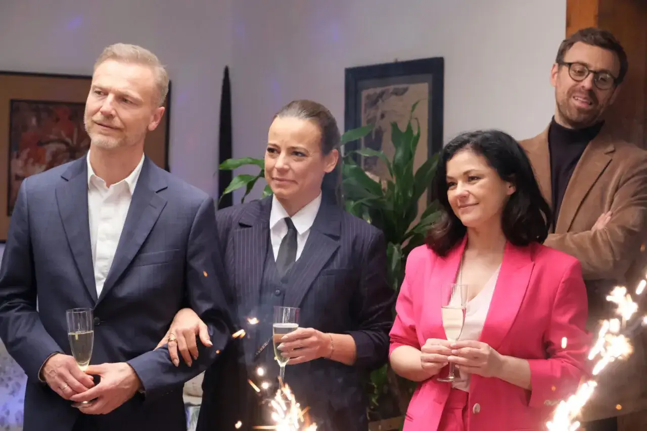 Cztery osoby z kieliszkami szampana, fajerwerki. Czy to finałowa scena, która odpowie na pytanie, co się stało z serialem M jak Miłość?