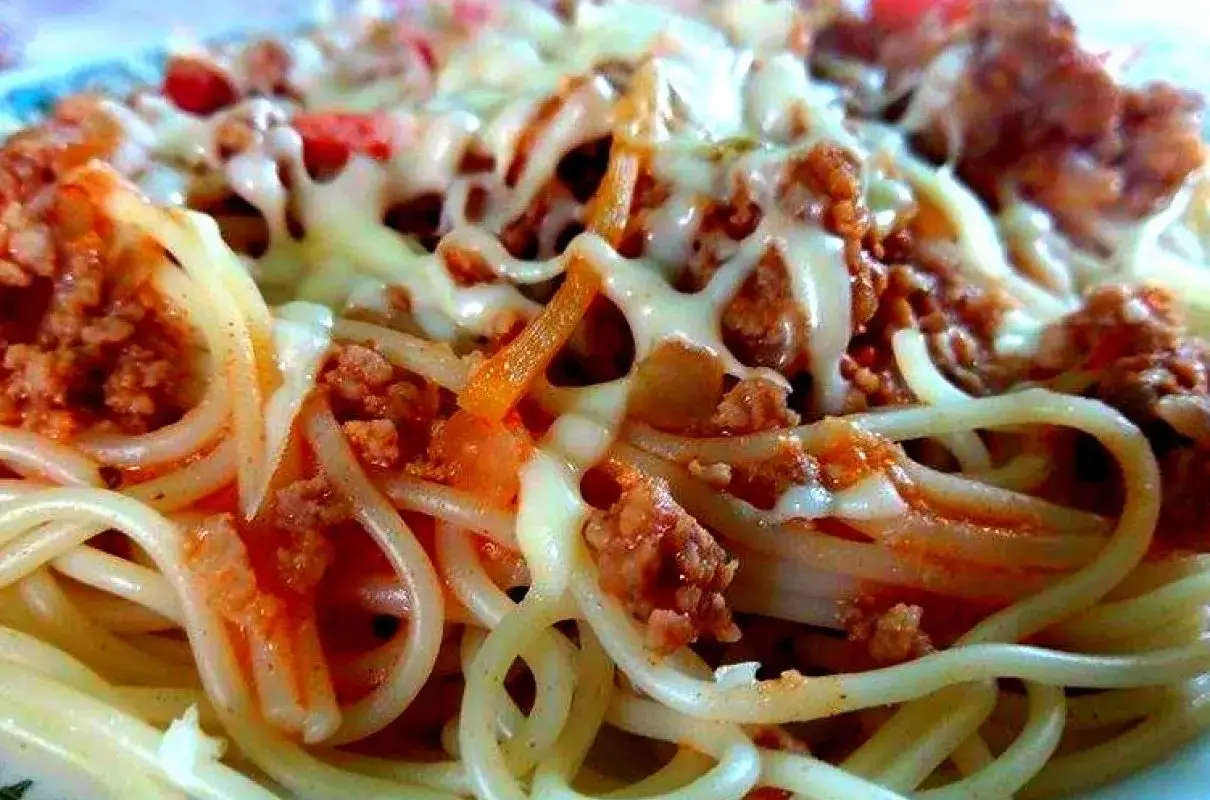 spaghetti z papryką i mięsem mielonym
