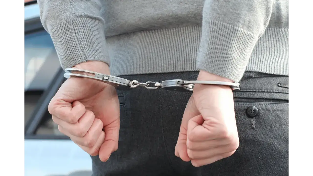 schemat blokowy postępowania prawnego, ręce w kajdankach z adwokatem, prawa zatrzymanego