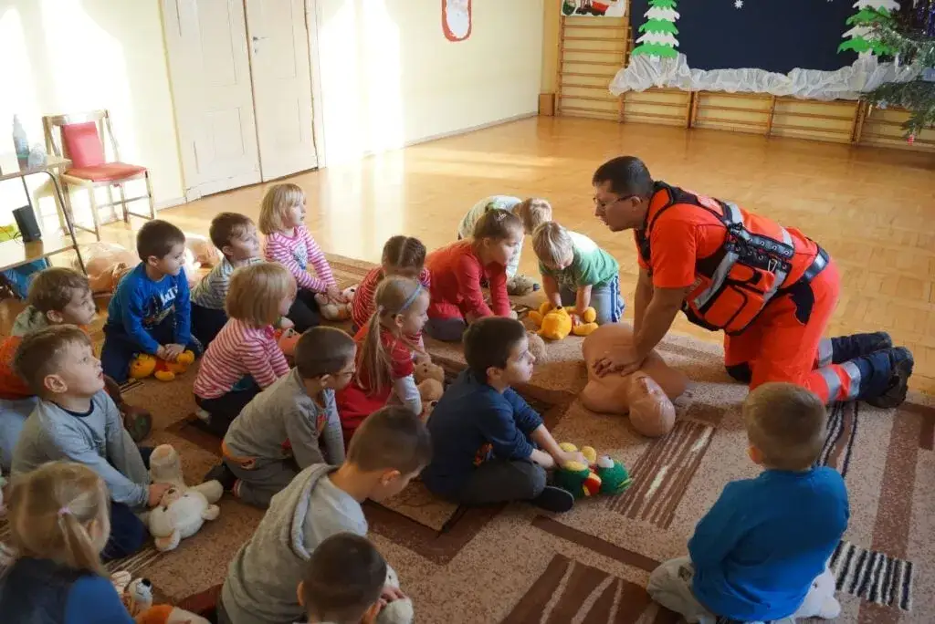 Dzieci uczące się pierwszej pomocy