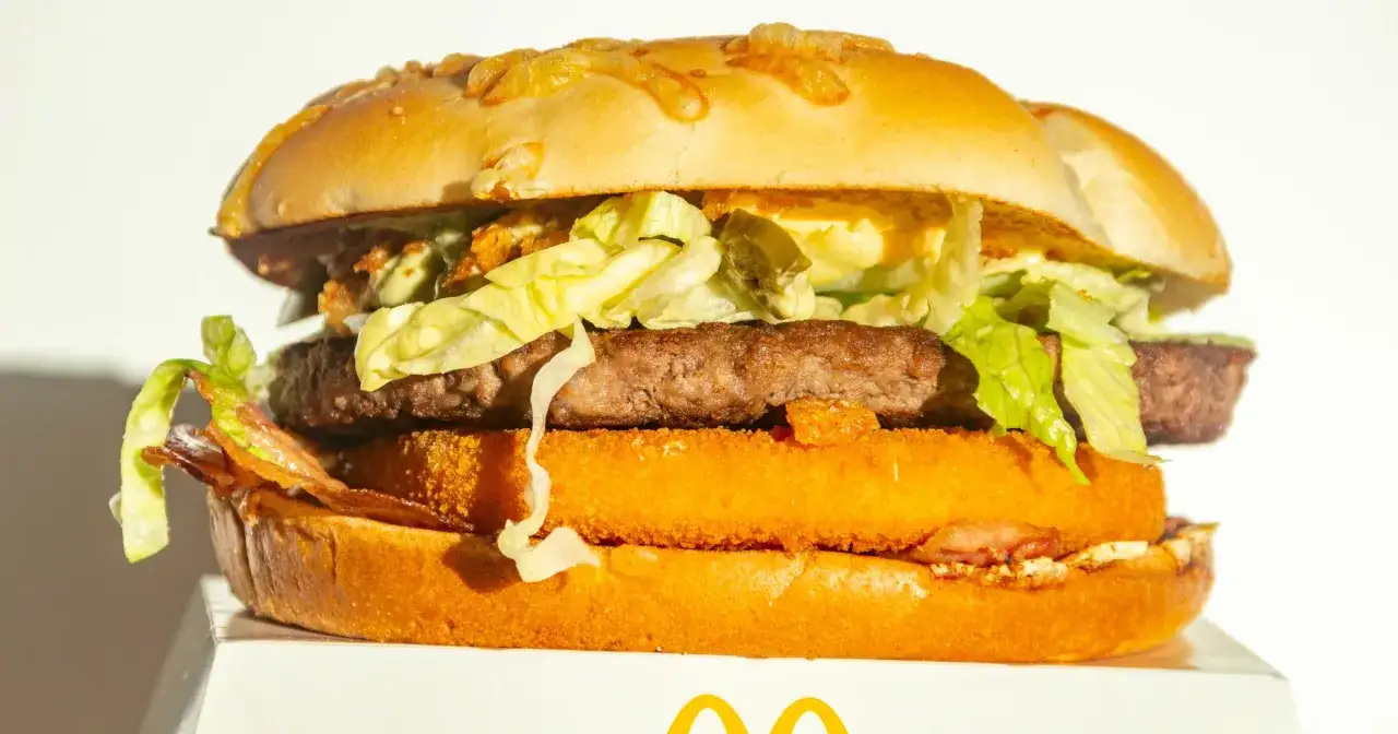 Burger drwala do kiedy? Pyszny, soczysty burger z wołowiną, chrupiącym kurczakiem, bekonem i świeżą sałatą.