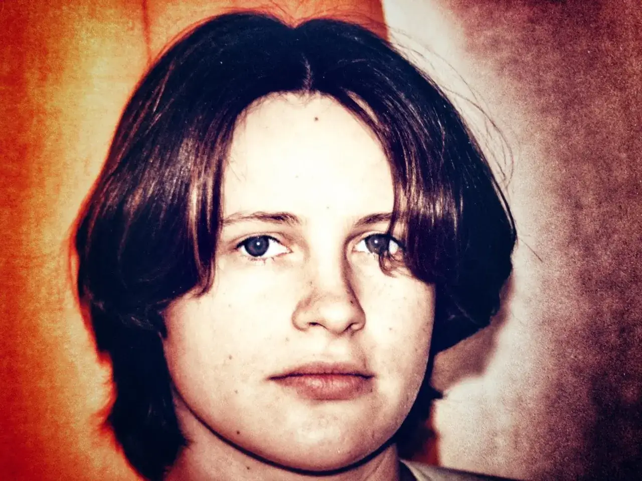 Portret młodej dziewczyny, córki Joanny Kołaczkowskiej, z ciemnymi włosami i niebieskimi oczami.