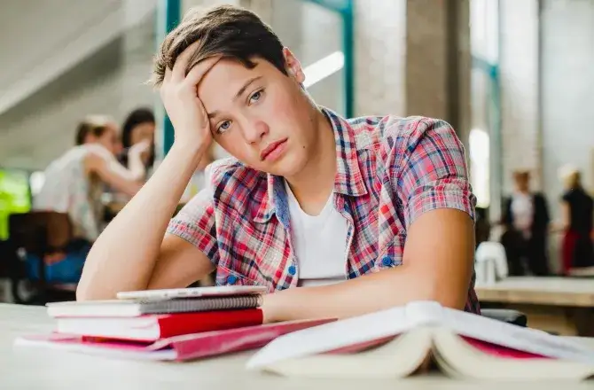 dziecko zamyślone nad książką brak motywacji