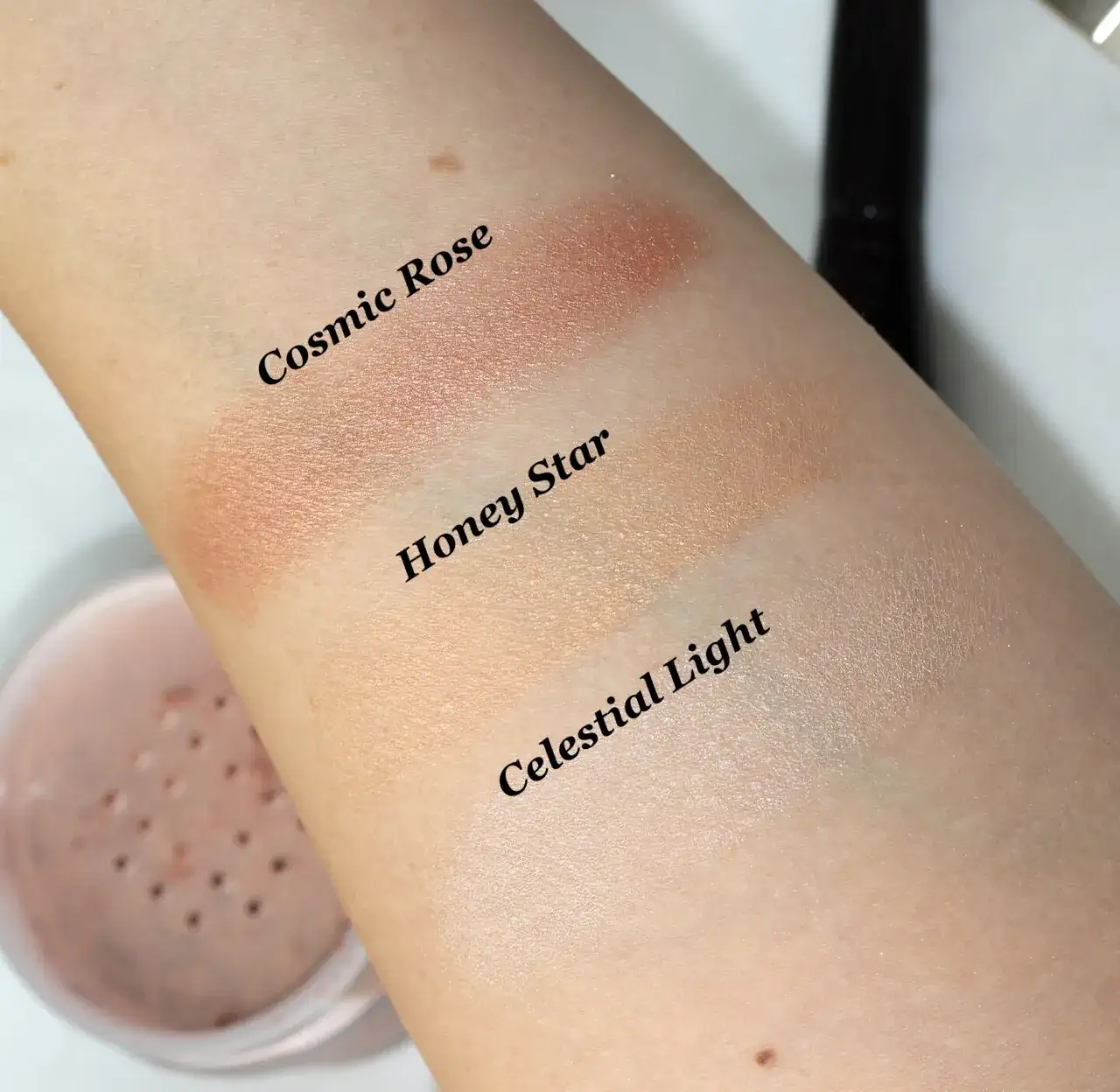 Laura Mercier Light Catcher Swatches na skórze