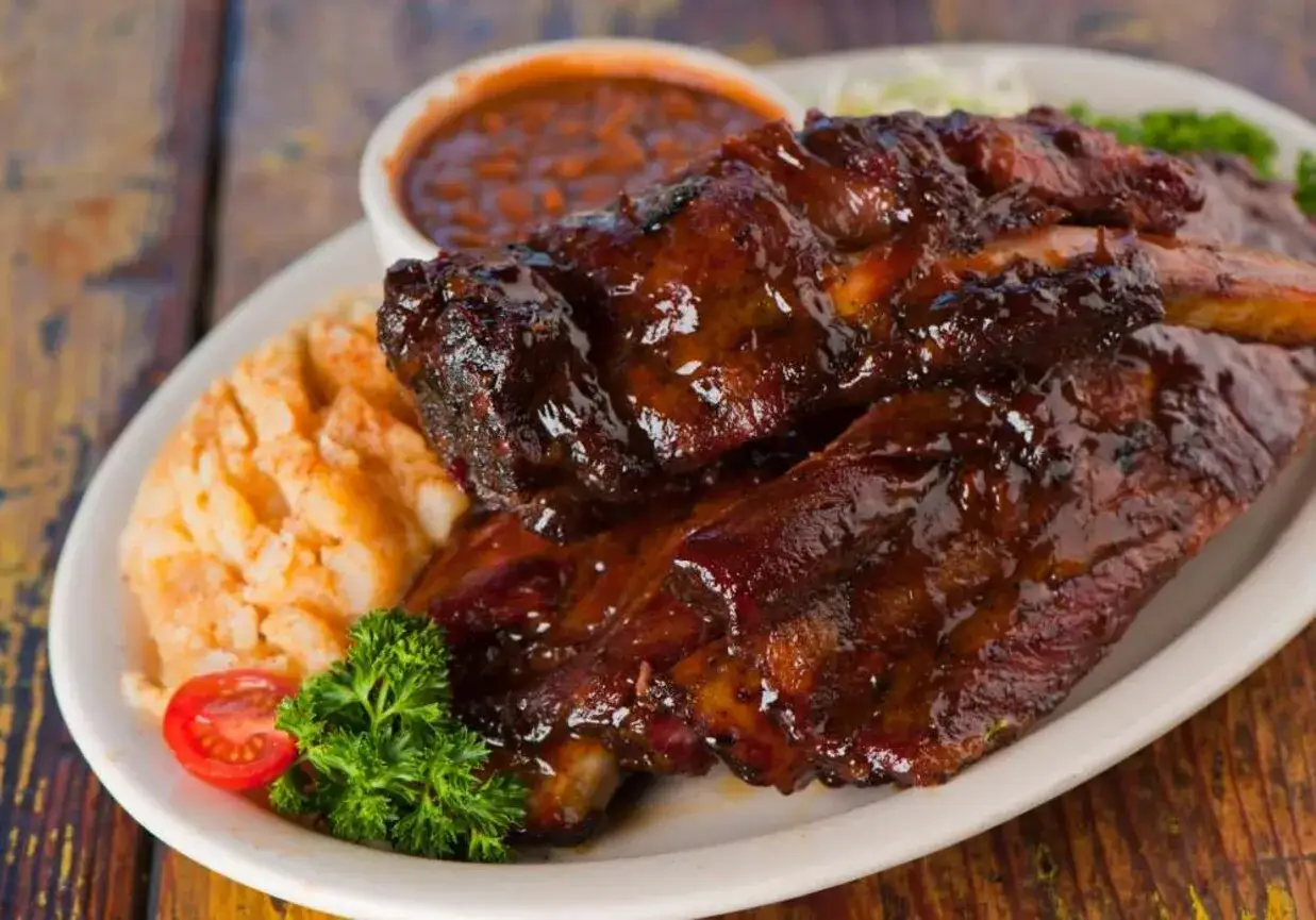 Soczyste żeberka w sosie BBQ, podane z puree ziemniaczanym i fasolką. Idealny pomysł, co ugotować na żeberkach na obiad.