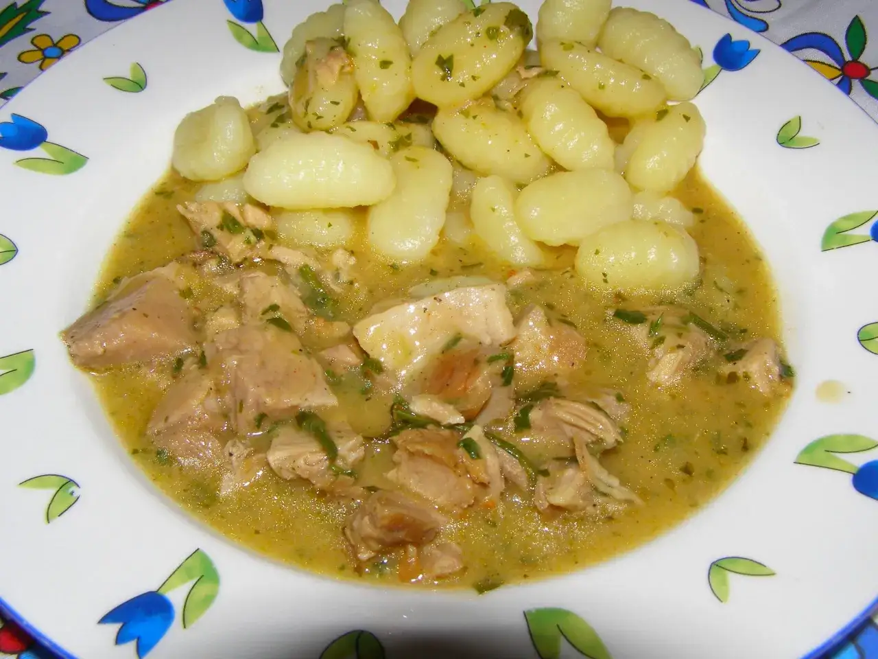 Pyszny gulasz z biodrówki wieprzowej z kluskami śląskimi. Idealny pomysł, co zrobić z biodrówki wieprzowej na obiad.