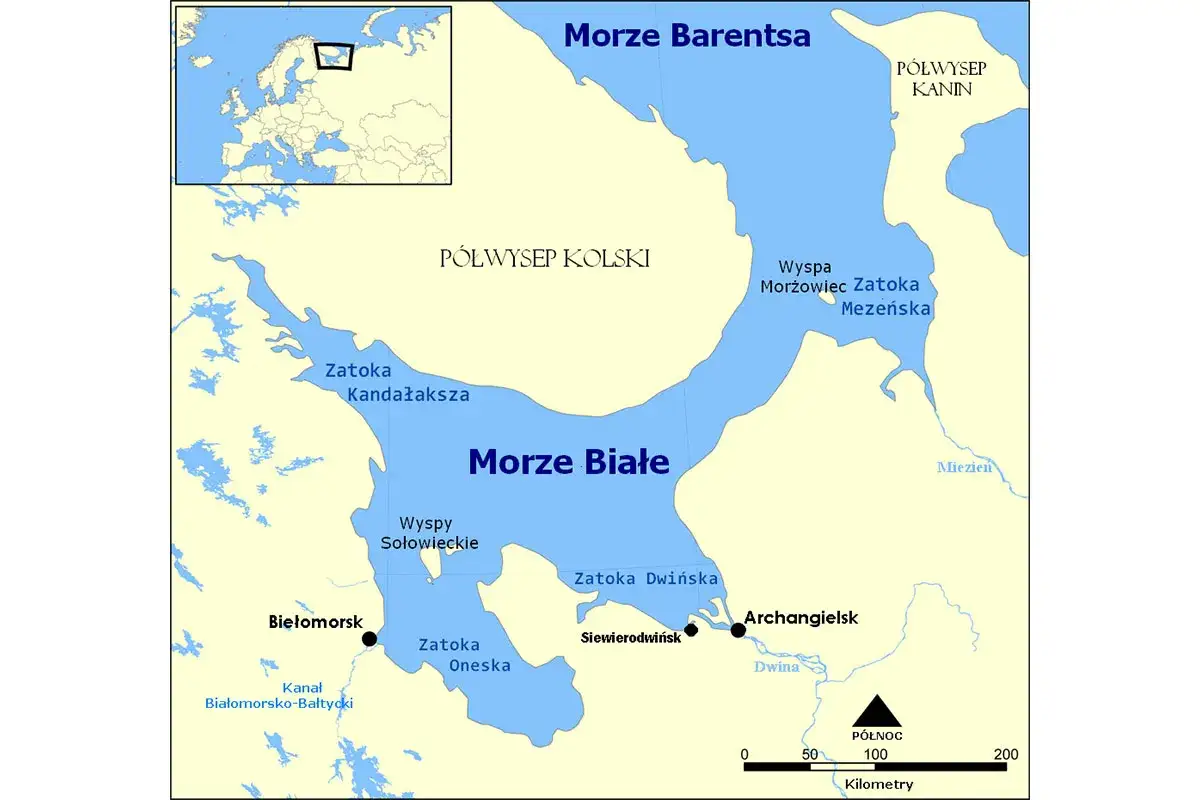 Mapa pokazuje gdzie jest Morze Białe, otoczone Półwyspem Kolskim i Kaninem. Widać zatoki i miasta jak Archangielsk.