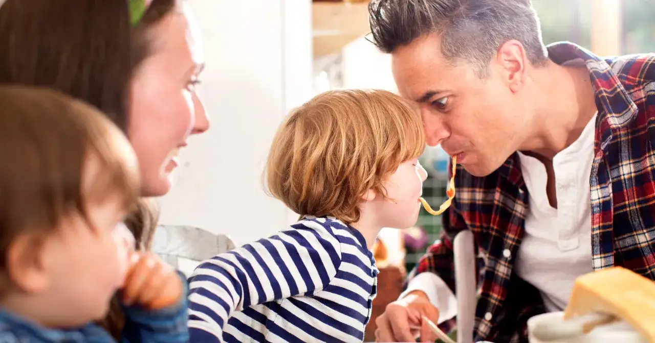 Rodzina rozwiązująca zagadki, dzieci i rodzice bawią się