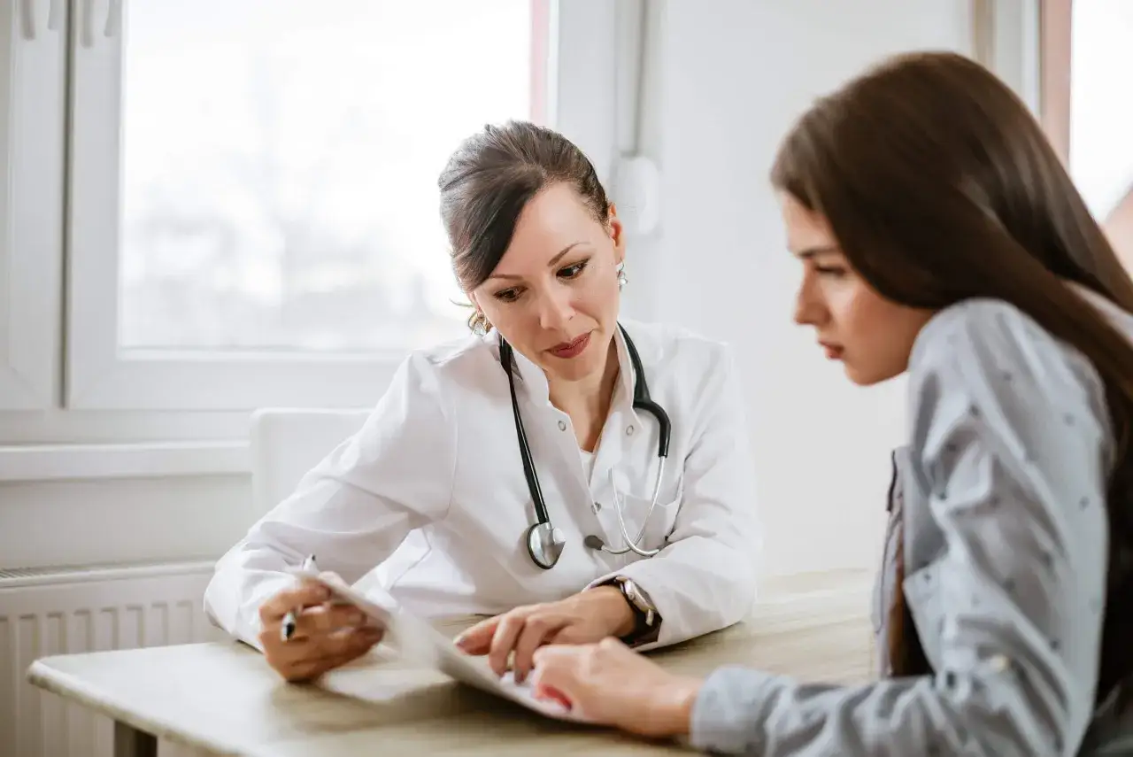 Kobieta rozmawiająca z psychologiem, wsparcie w PCOS