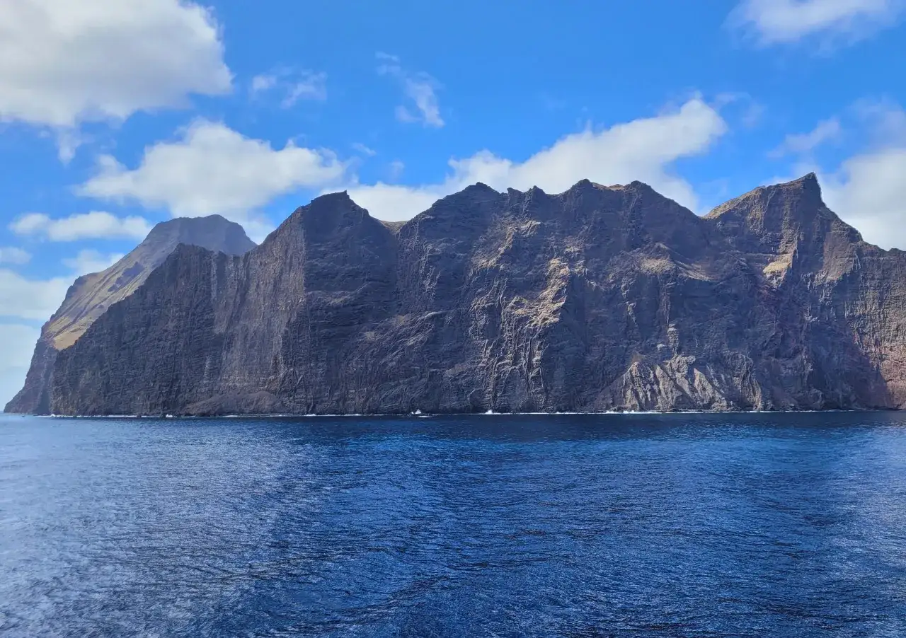 Skaliste wybrzeże i wzburzone morze, jak z 