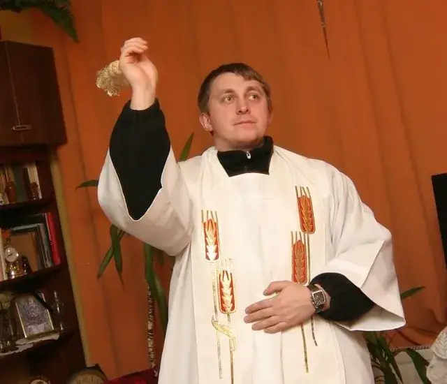 ksiądz podczas kolędy