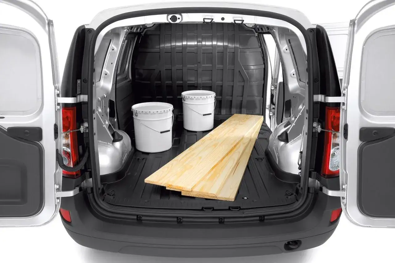 Wnętrze dacia logan van z dwoma białymi wiaderkami i deskami drewnianymi.