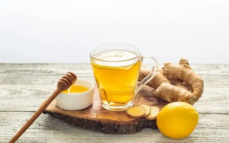 świeży korzeń imbiru, herbata z imbirem w kubku