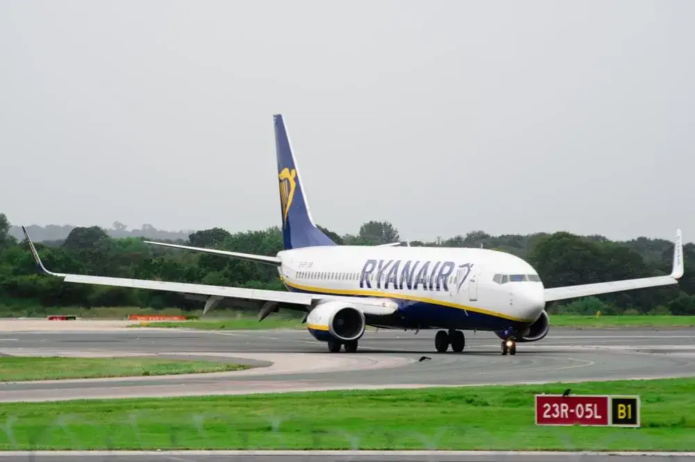 Zdjęcie Czy można zabrać poduszkę do samolotu Ryanair? Sprawdź zasady podróży