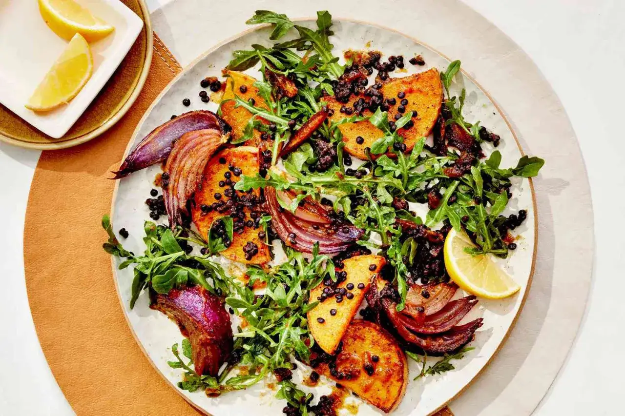 Pyszne pieczone bataty i czerwona cebula z soczewicą i rukolą. Idealne na zdrową dietę, jak w przepisach braci Rodzeń.