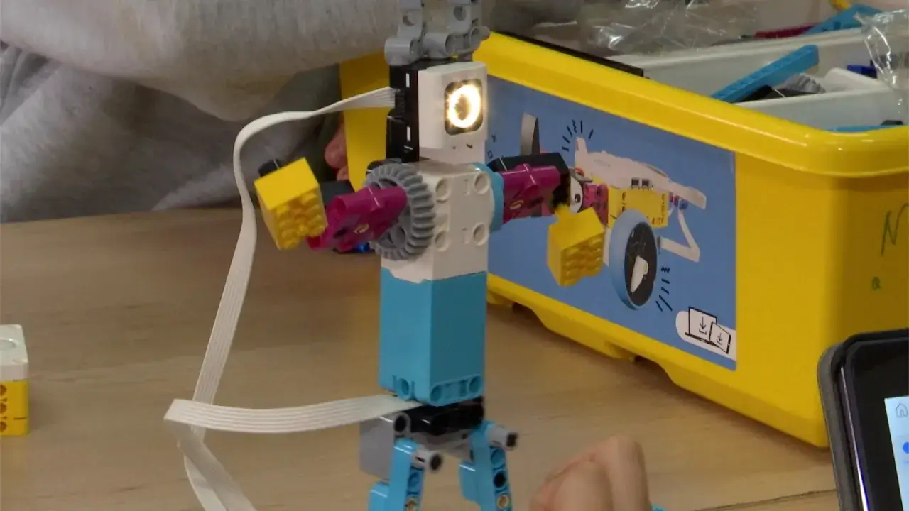 Dzieci budujące roboty z klock&oacute;w LEGO