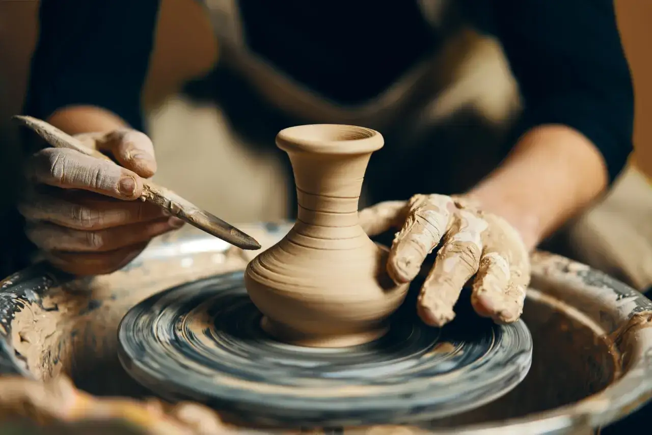 Warsztaty ceramiczne Warszawa ludzie lepią z gliny