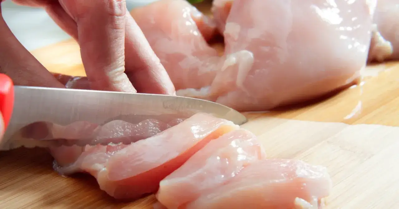 zepsute mięso kurczaka wyrzucanie