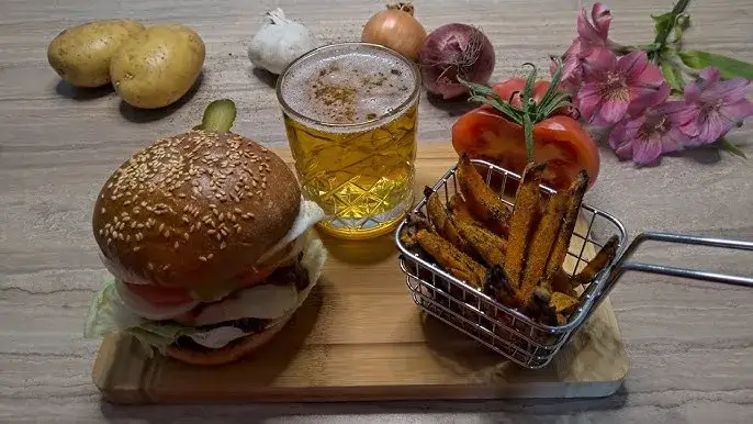 Burger wołowy z frytkami z batat&oacute;w