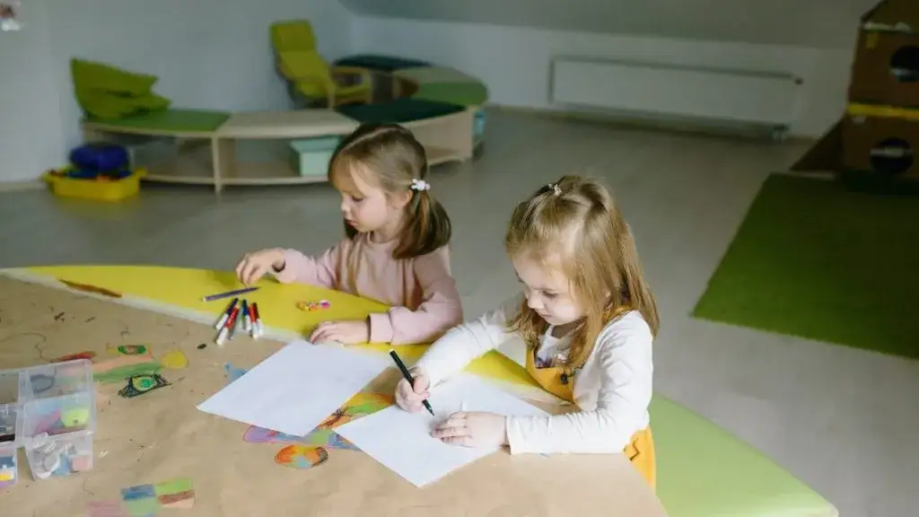 tabela porównująca żłobek i przedszkole
