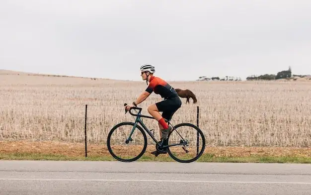 Kobieta na rowerze szosowym w plenerze