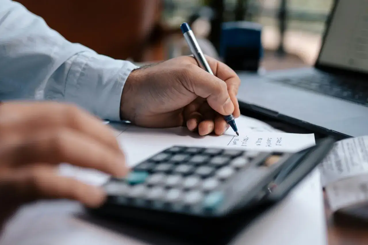 kalkulator podatkowy ręce