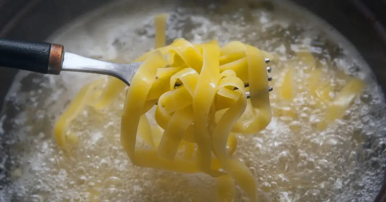 woda po gotowaniu makaronu z bliska