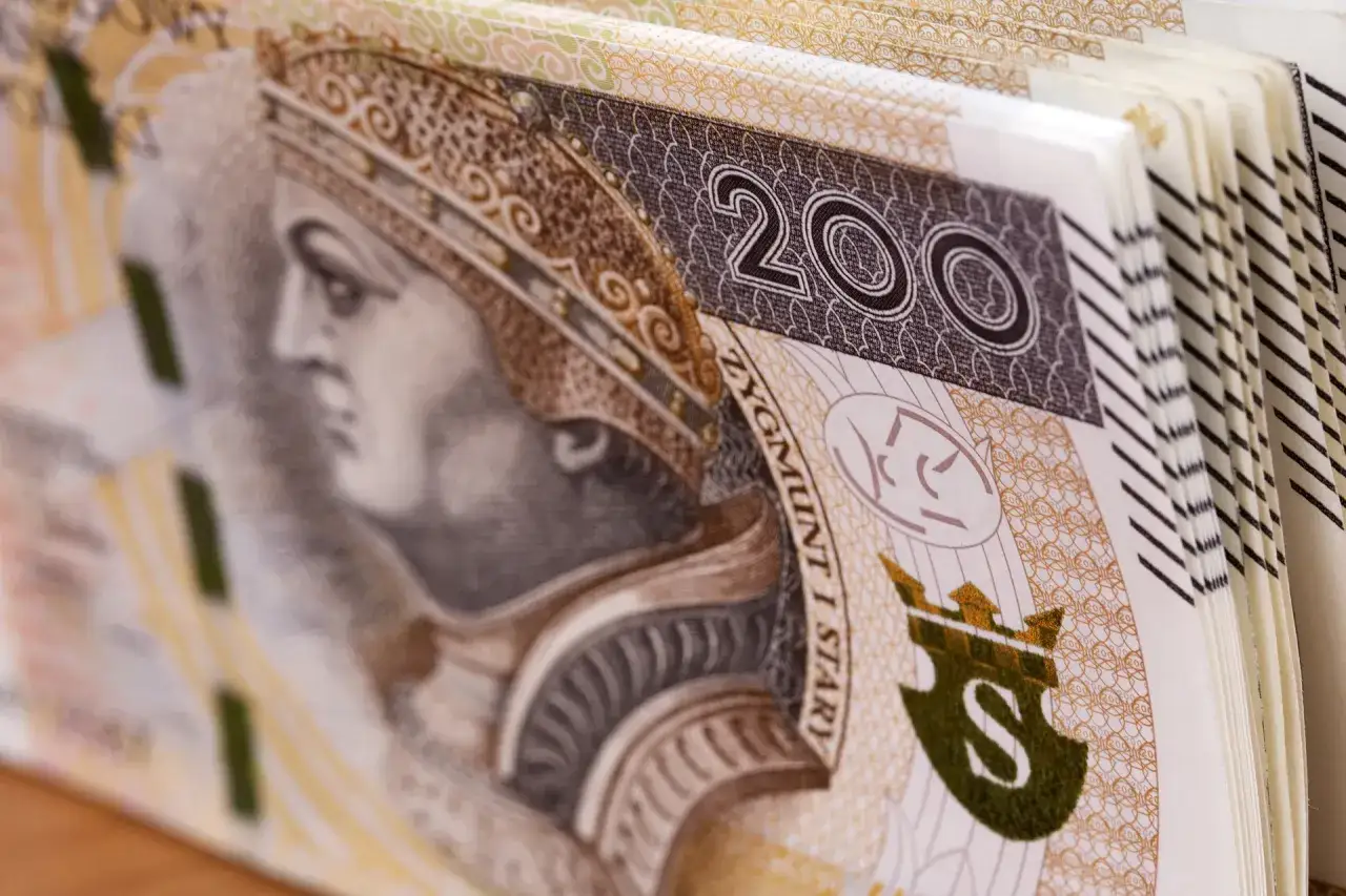 Stos banknotów 200 zł. W lombardzie można sprzedawać gotówkę, biżuterię, elektronikę i inne cenne przedmioty.