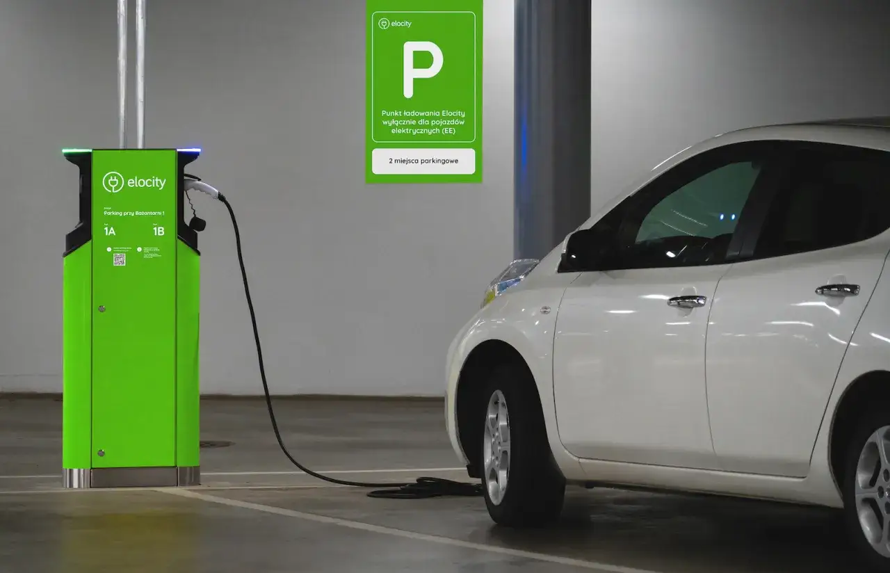 Stacja ładowania samochod&oacute;w elektrycznych