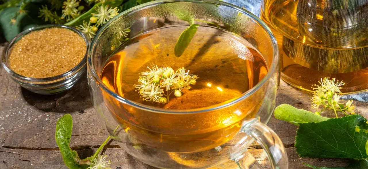 herbata z lipy z miodem i cytryną