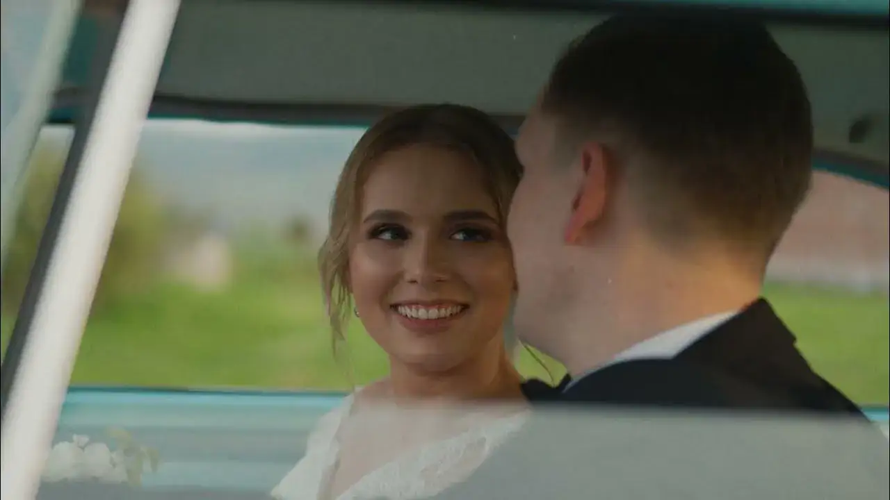 Para młoda oglądająca album ślubny i film ślubny na telewizorze