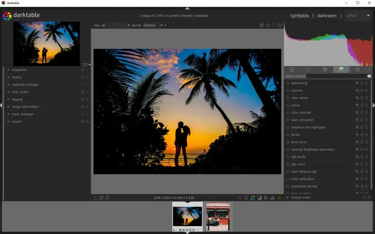 Darmowy program do obr&oacute;bki zdjęć na Maca, Darktable, pozwala na edycję zachodu słońca z parą na plaży.