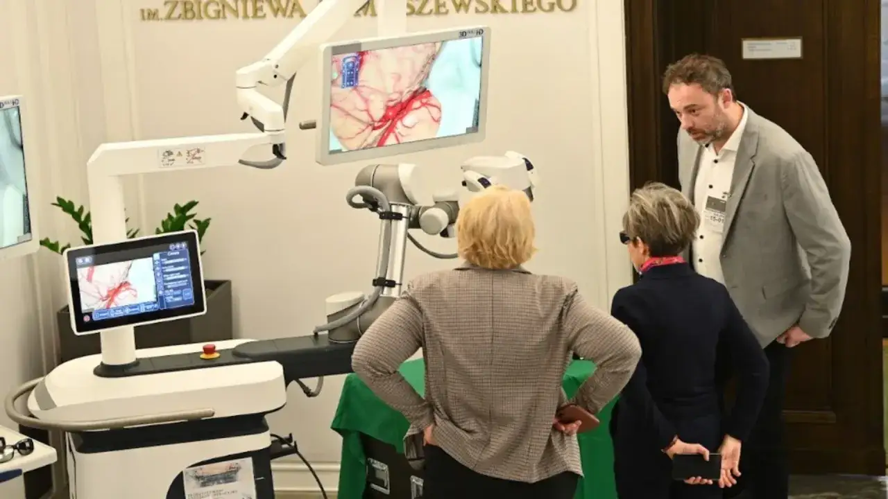Ludzie oglądają zaawansowany robot chirurgiczny, co pokazuje, jakie są zawody przyszłości w medycynie.