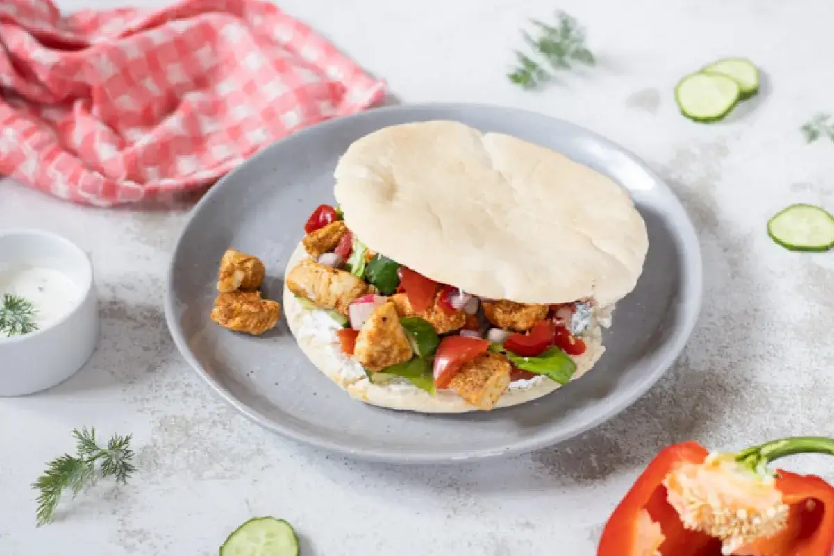 Pyszny kebab w picie z kurczakiem, warzywami i sosem. Idealny przepis na szybki obiad.