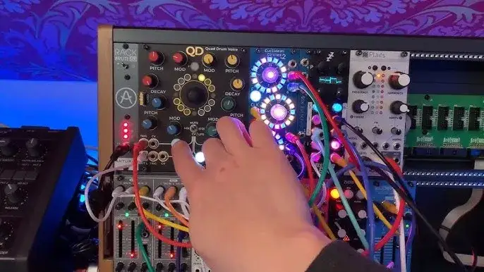 nowoczesne studio muzyki techno eurorack