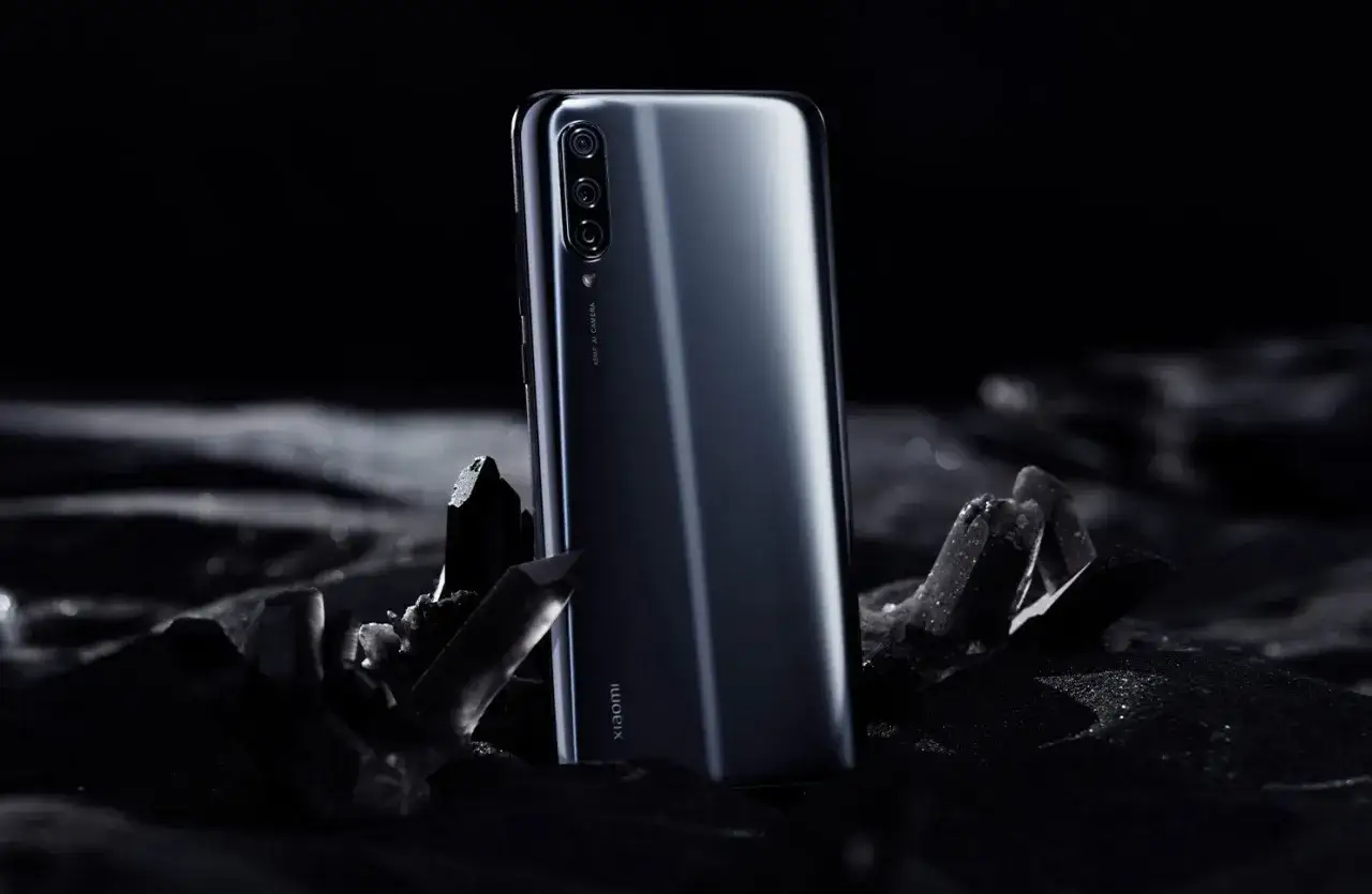 Elegancki Xiaomi Mi 9 Lite na tle kryształ&oacute;w. Poznaj jego Xiaomi Mi 9 Lite dane techniczne.