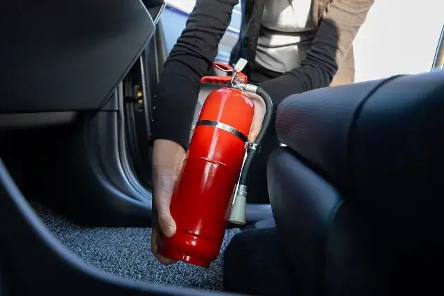 Zdjęcie Czy gaśnica jest obowiązkowa w aucie? Sprawdź, co musisz wiedzieć