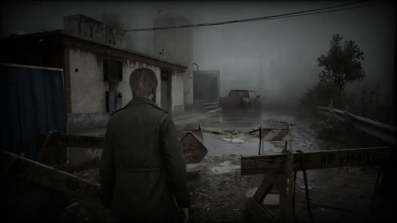 James Sunderland wchodzi na mglistą drogę w Silent Hill remake. Znaki 