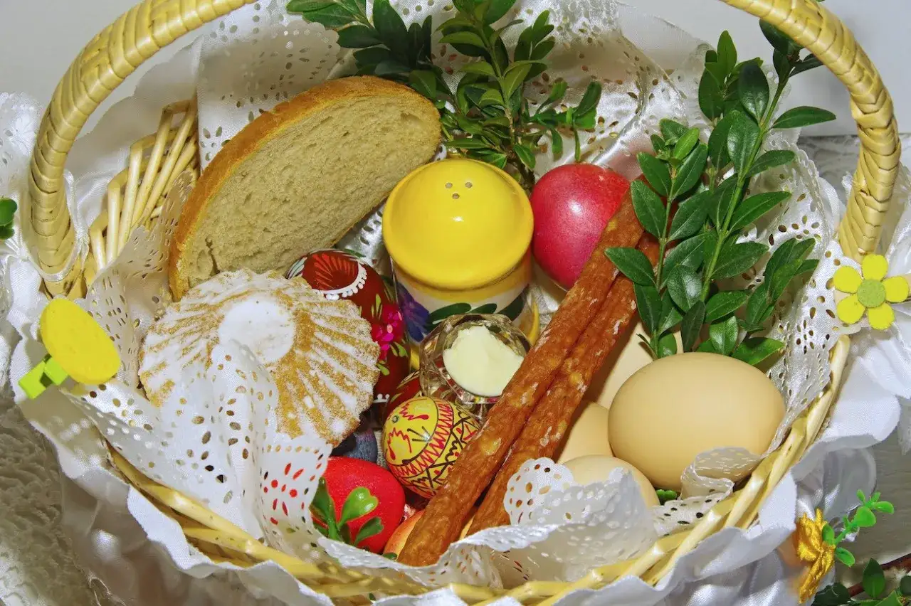 Koszyk wielkanocny: jajka, chleb, kiełbasa, masło i ozdoby. Idealny zestaw co do swieconki.