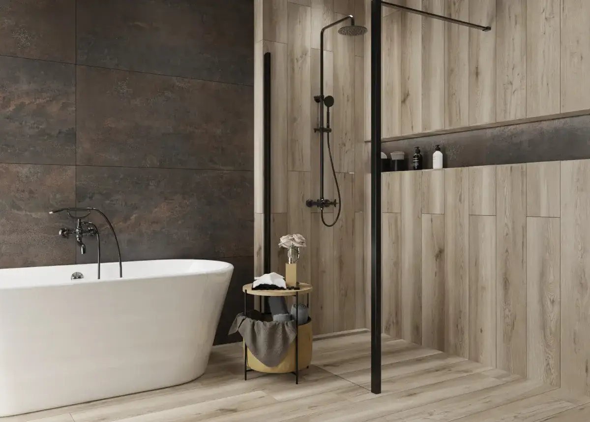 Nowoczesna, mała łazienka z wanną i prysznicem. Odpływ liniowy dyskretnie odprowadza wodę.