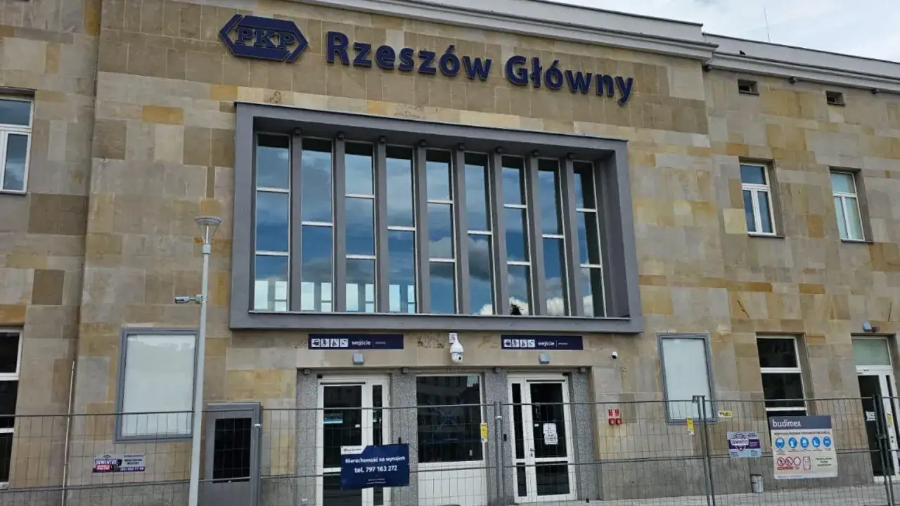 Fasada dworca PKP Rzeszów Główny. Sprawdź rozkład jazdy PKP Rzeszów, aby zaplanować podróż.