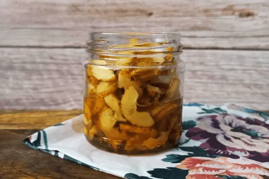 Syrop z pigwy w słoiku