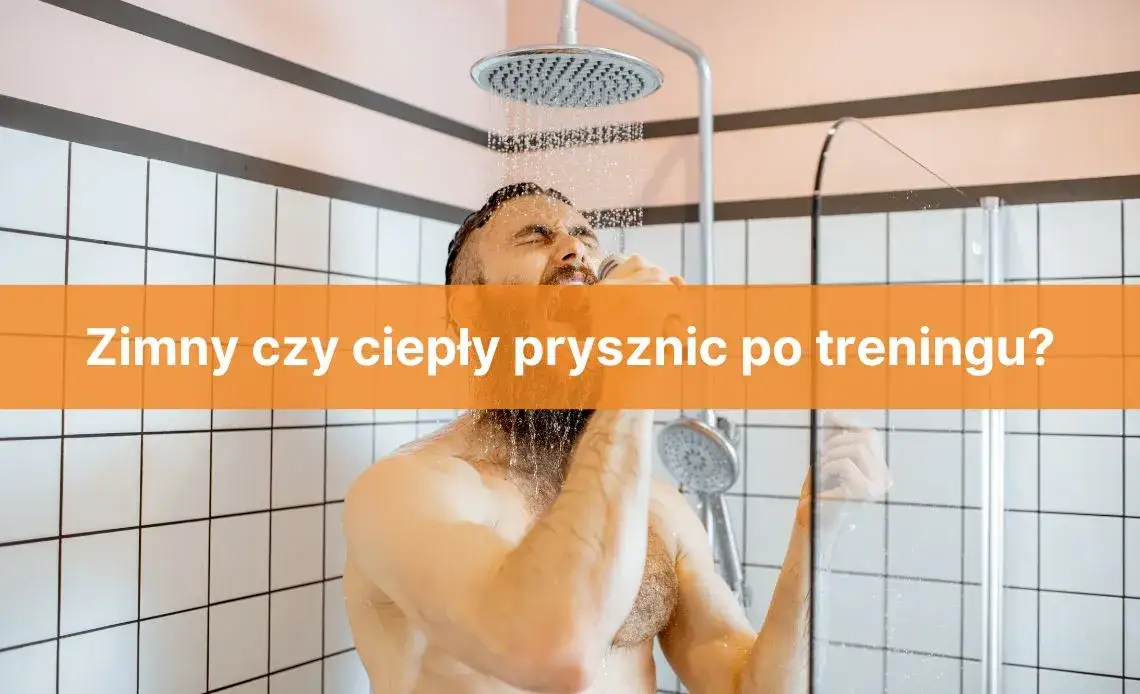 osoba pod zimnym prysznicem po treningu